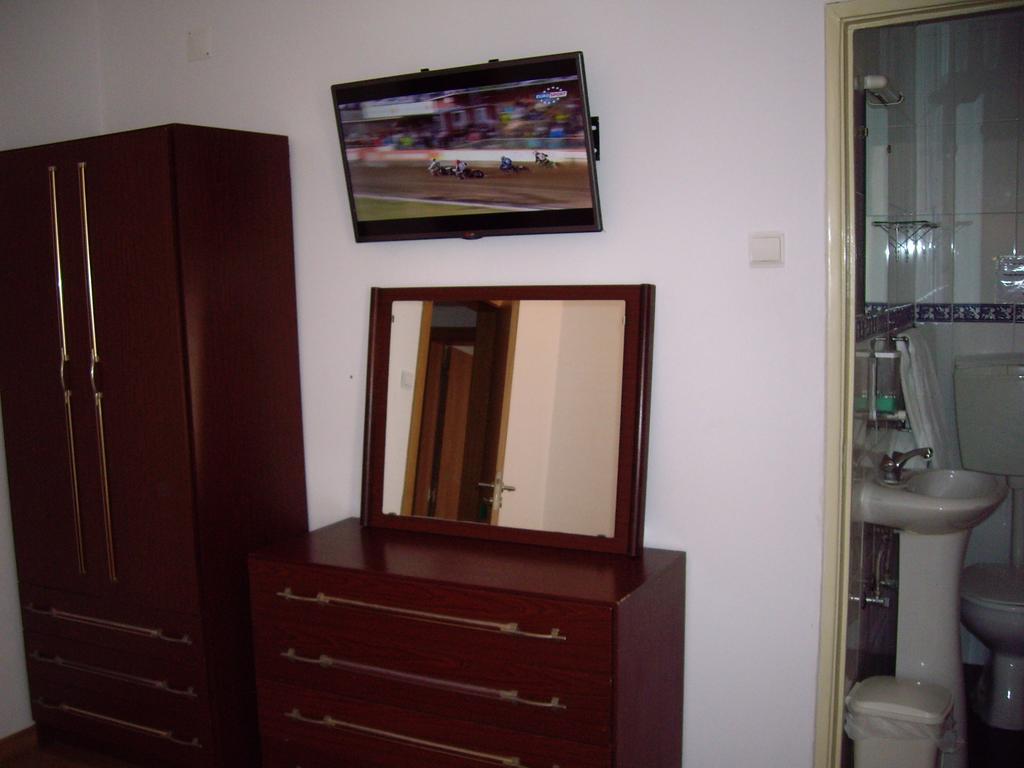 Residencial Camoes Bed & Breakfast Lisbon Exterior photo